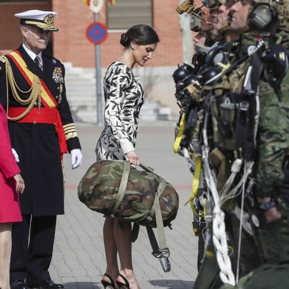 La reine Letizia d'Espagne présidait à la cérémonie de remise du drapeau national au régiment parachutiste d'infanterie Naples n°4 à Paracuellos del Jarama le 23 février 2019.