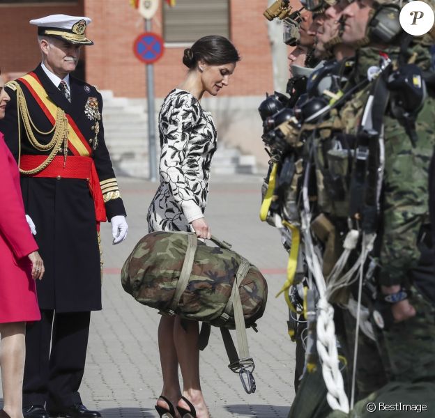 La reine Letizia d'Espagne présidait à la cérémonie de remise du drapeau national au régiment parachutiste d'infanterie Naples n°4 à Paracuellos del Jarama le 23 février 2019.
