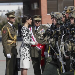 La reine Letizia d'Espagne présidait à la cérémonie de remise du drapeau national au régiment parachutiste d'infanterie Naples n°4 à Paracuellos del Jarama le 23 février 2019.