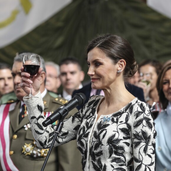 La reine Letizia d'Espagne présidait à la cérémonie de remise du drapeau national au régiment parachutiste d'infanterie Naples n°4 à Paracuellos del Jarama le 23 février 2019.