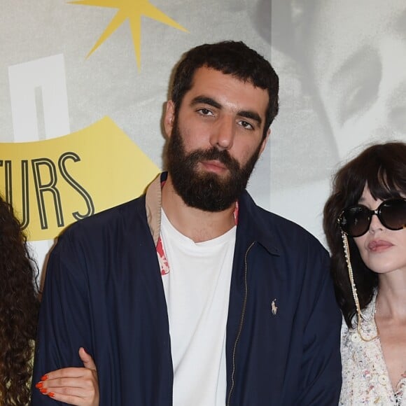 Karim Leklou, Oulaya Amamra, Romain Gavras, Isabelle Adjani et Vincent Cassel - Photocall du film "Le monde est à toi" sur la plage de la Quinzaine des réalisateurs lors du 71ème Festival International du Film de Cannes le 12 mai 2018. © Giancarlo Gorassini/Bestimage