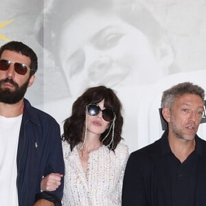 Karim Leklou, Oulaya Amamra, Romain Gavras, Isabelle Adjani, Vincent Cassel, Philippe Katerine, Sofian Khammes - Photocall du film "Le monde est à toi" sur la plage de la Quinzaine des réalisateurs lors du 71ème Festival International du Film de Cannes le 12 mai 2018. © Giancarlo Gorassini/Bestimage