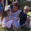 Catherine Kate Middleton, duchesse de Cambridge, le prince George, la princesse Charlotte, pieds nus, lors d'un match de polo caritatif au Beaufort Polo Club à Tetbury le 10 juin 2018.