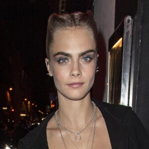 Cara Delevingne arrive au Roxie pour assister au dîner Dior consacré au rouge à lèvres Dior Addict Stellar Shine. Paris, le 25 février 2019.