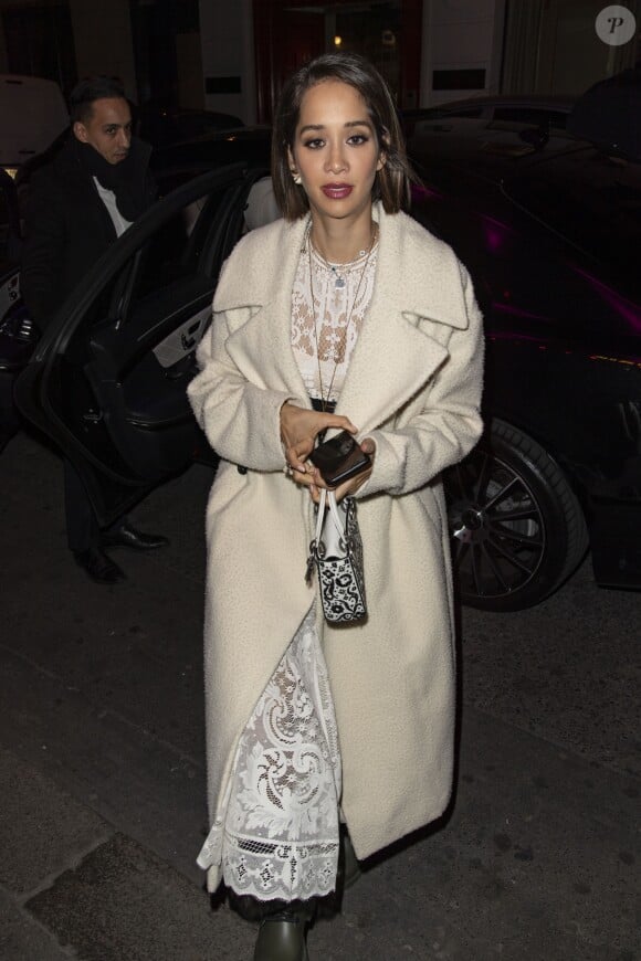 Lana El Sahely arrive au Roxie pour assister au dîner Dior consacré au rouge à lèvres Dior Addict Stellar Shine. Paris, le 25 février 2019.
