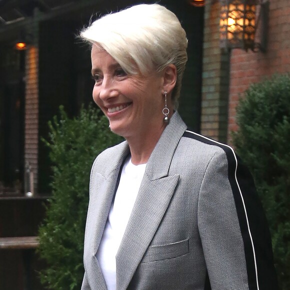 Emma Thompson en tailleur gris dans la rue à New York le 11 septembre 2018.