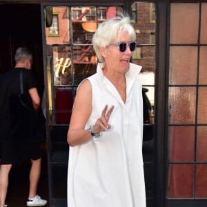 Emma Thompson quitte un hôtel à New York le 6 septembre 2018.