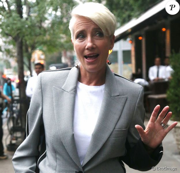 Emma Thompson en tailleur gris dans la rue à New York le 11 septembre 2018.