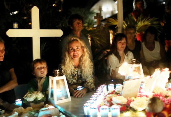 Exclusif - Laeticia Hallyday et ses proches lors de la deuxième veillée pour le premier anniversaire de la mort de Johnny Hallyday au cimetière marin de Lorient à Saint-Barthélemy le 6 décembre 2018. © Dominique Jacovides / Bestimage