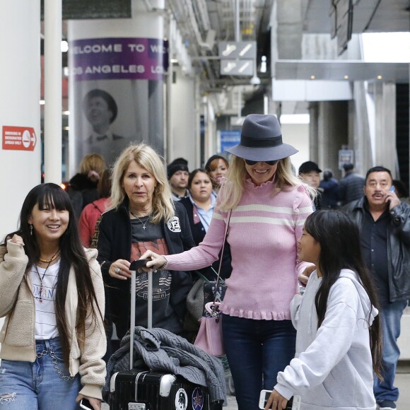 Laeticia Hallyday est allée accueillir sa maman Françoise Thibaut avec ses filles Jade et Joy à l'aéroport de Los Angeles le 3 février 2019.