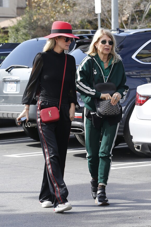 Laeticia Hallyday et sa mère Françoise Thibaut sont allées déjeuner au restaurant japonais "Sushi Zo" près du Lycée Français à Los Angeles, le 5 février 2019.