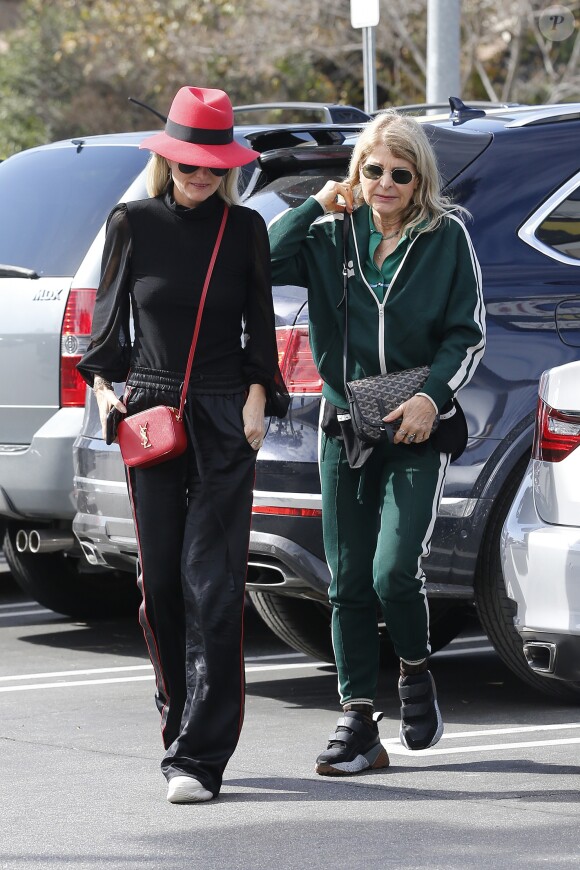 Laeticia Hallyday et sa mère Françoise Thibaut (en survêtements) sont allées déjeuner au restaurant japonais "Sushi Zo" près du Lycée Français à Los Angeles, le 5 février 2019.