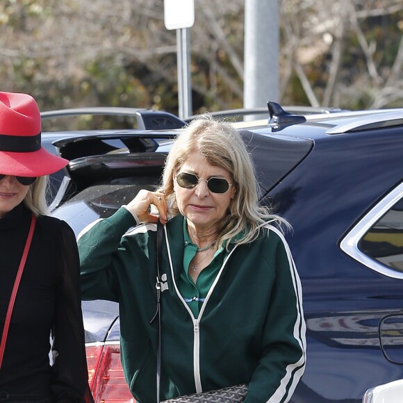 Laeticia Hallyday et sa mère Françoise Thibaut (en survêtements) sont allées déjeuner au restaurant japonais "Sushi Zo" près du Lycée Français à Los Angeles, le 5 février 2019.