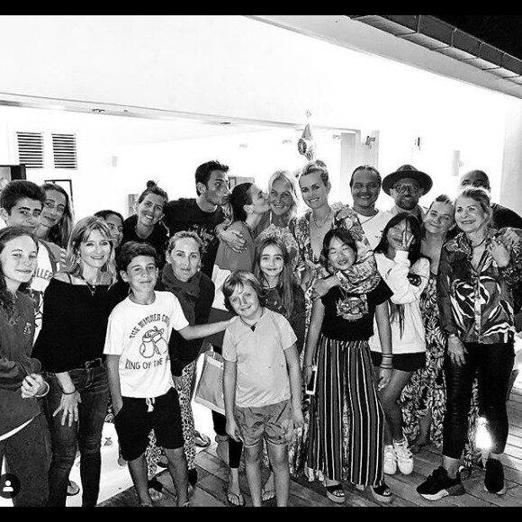 Liliane Jossua publie une photo de groupe avec Laeticia Hallyday avec ses deux filles Jade et Joy et sa mère Françoise Thibaut. Instagram, le 28 février 2019.