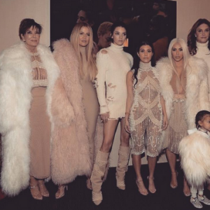 Kris Jenner, Khloé Kardashian, Kendall Jenner, Kourtney Kardashian, Kim Kardashian, Caitlyn Jenner et Kylie Jenner ainsi que la petite North West lors du défilé de mode Yeezus du rappeur et créateur Kanye West. Photo publiée sur Instagram, le 11 février 2016.