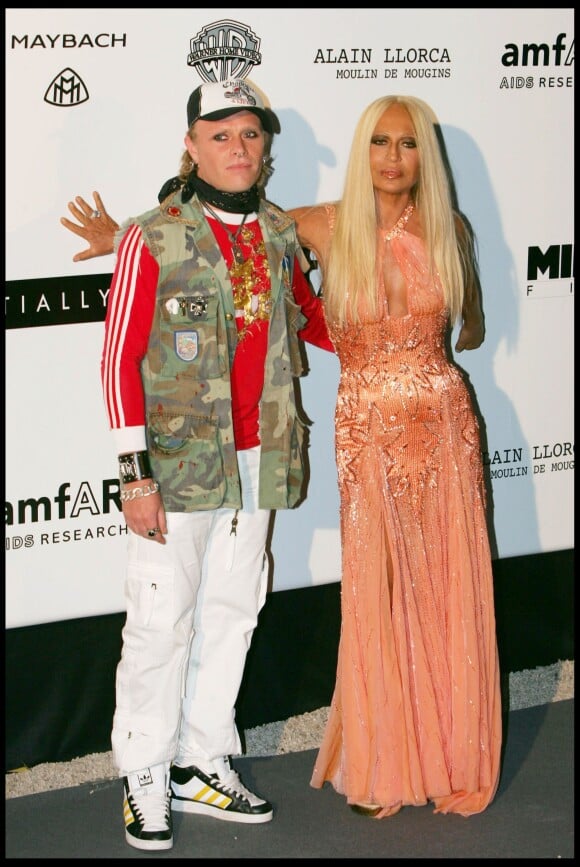Keith Flint avec Donatella Versace en mai 2004 à la soirée de l'amfAR lors du Festival de Cannes. Le chanteur anglais est mort le 4 mars 2019 à 49 ans.