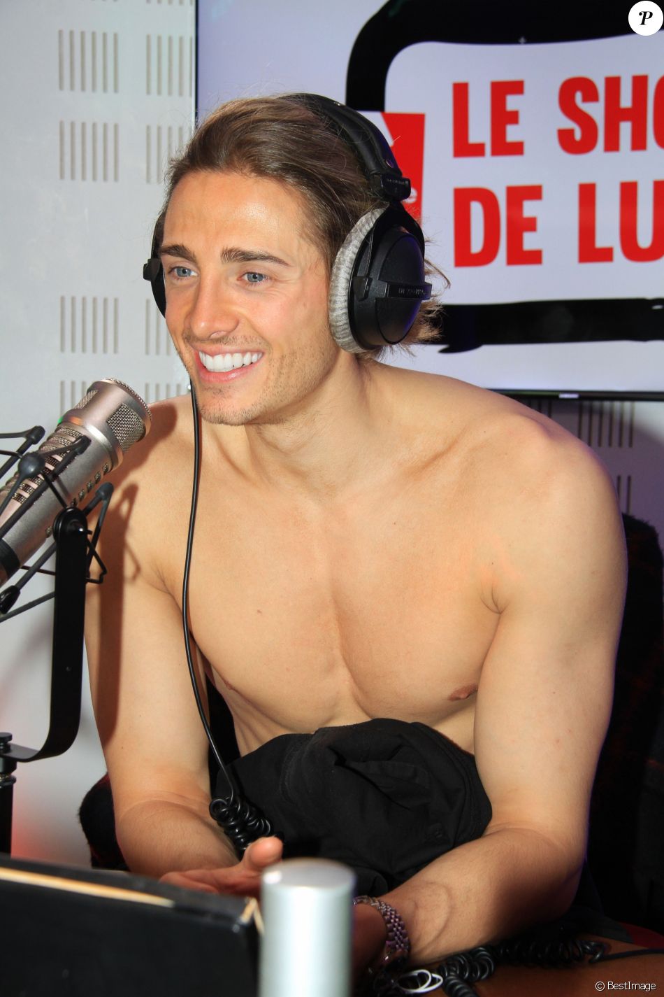 Dylan Les Princes De L Amour Exclusif - Dylan Thiry (Les Princes de l'amour 6) lors de l'émission Le  Show de Luxe sur la Radio Voltage à Paris, France, le 4 mars 2019. ©  Philippe Baldini/Be - Purepeople