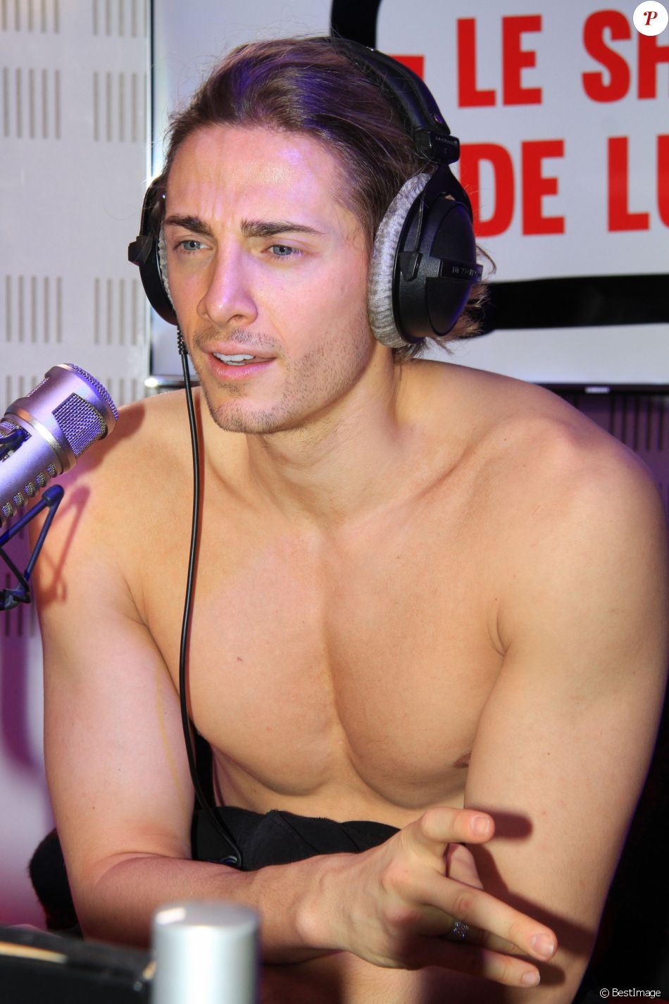 Dylan Les Princes De L Amour Exclusif - Dylan Thiry (Les Princes de l'amour 6) lors de l'émission Le  Show de Luxe sur la Radio Voltage à Paris, France, le 4 mars 2019. ©  Philippe Baldini/Be - Purepeople