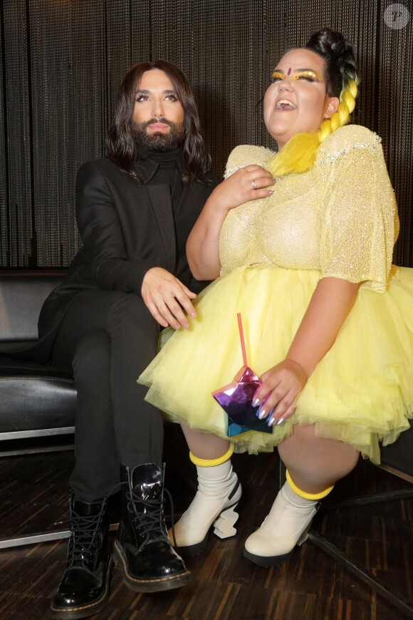 La chanteuse Conchita Wurst (vainqueur Eurovion 2014) et la chanteuse israélienne Netta Barzilai (vainqueur Eurovision 2018) discutent lors des répétitions de la tournée européenne 2018 de Netta à Vienne, Autriche, le 12 novembre 2018.