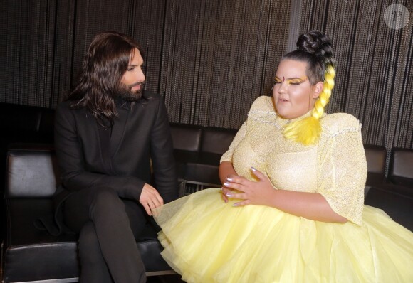 La chanteuse Conchita Wurst (vainqueur Eurovion 2014) et la chanteuse israélienne Netta Barzilai (vainqueur Eurovision 2018) discutent lors des répétitions de la tournée européenne 2018 de Netta à Vienne, Autriche, le 12 novembre 2018.