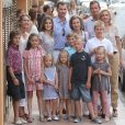 La famille royale espagnole à Palma de Majorque en août 2011 : L'infante Elena et ses enfants Felipe et Victoria, Felipe et Letizia avec leurs filles Leonor et Sofia, la reine Sofia, et l'infante Cristina et Iñaki Urdangarin avec leurs enfants Pablo, Miguel, Juan Valentin et Irene.