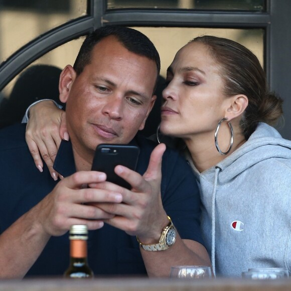 Jennifer Lopez et son compagnon Alex Rodriguez s'embrassent à la terrasse du restaurant 'Via Alloro' à Beverly Hills, le 31 aout 2018.