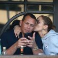 Jennifer Lopez et son compagnon Alex Rodriguez s'embrassent à la terrasse du restaurant 'Via Alloro' à Beverly Hills, le 31 aout 2018.