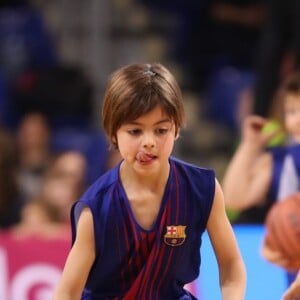 Shakira, son mari Gerard Piqué et leurs enfants Sasha, Milan dans les tribunes du match de basket-ball entre le FC Barcelone et San Pablo Burgos à Barcelone le 10 mars 2019.