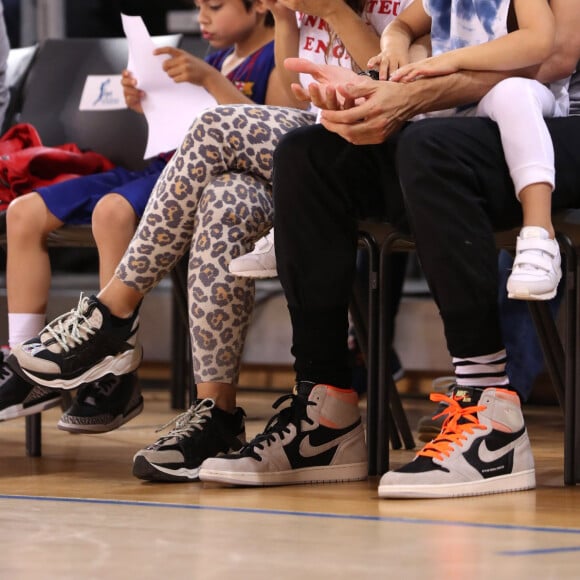 Shakira, son mari Gerard Piqué et leurs enfants Sasha, Milan dans les tribunes du match de basket-ball entre le FC Barcelone et San Pablo Burgos à Barcelone le 10 mars 2019.