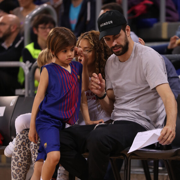 Shakira, son mari Gerard Piqué et leurs enfants Sasha, Milan dans les tribunes du match de basket-ball entre le FC Barcelone et San Pablo Burgos à Barcelone le 10 mars 2019.