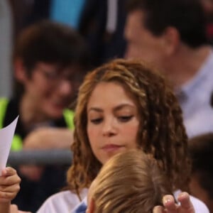 Shakira, son mari Gerard Piqué et leurs enfants Sasha, Milan dans les tribunes du match de basket-ball entre le FC Barcelone et San Pablo Burgos à Barcelone le 10 mars 2019.