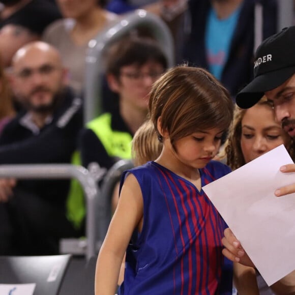 Shakira, son mari Gerard Piqué et leurs enfants Sasha, Milan dans les tribunes du match de basket-ball entre le FC Barcelone et San Pablo Burgos à Barcelone le 10 mars 2019.