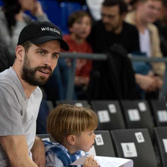 Shakira, son mari Gerard Piqué et leurs enfants Sasha, Milan dans les tribunes du match de basket-ball entre le FC Barcelone et San Pablo Burgos à Barcelone le 10 mars 2019.