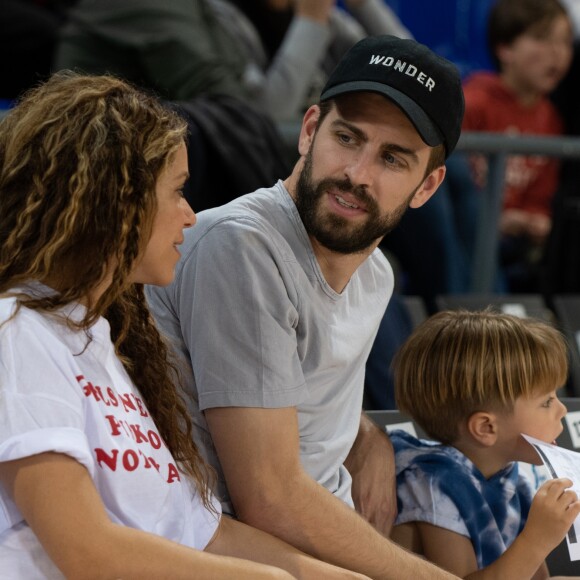 Shakira, son mari Gerard Piqué et leurs enfants Sasha, Milan dans les tribunes du match de basket-ball entre le FC Barcelone et San Pablo Burgos à Barcelone le 10 mars 2019.