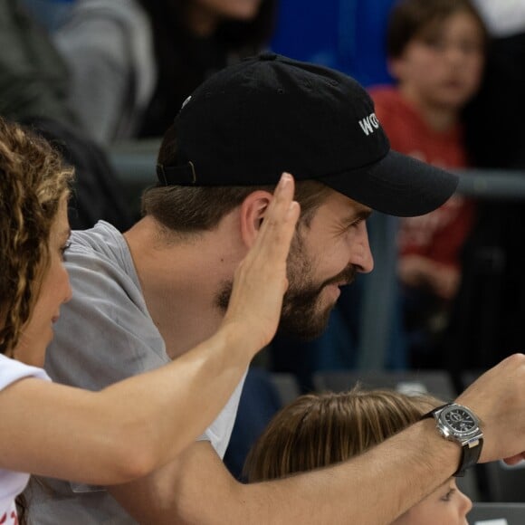 Shakira, son mari Gerard Piqué et leurs enfants Sasha, Milan dans les tribunes du match de basket-ball entre le FC Barcelone et San Pablo Burgos à Barcelone le 10 mars 2019.