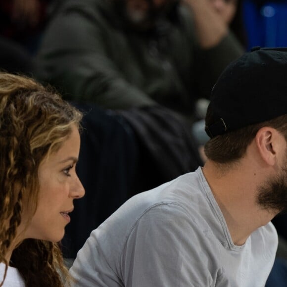 Shakira, son mari Gerard Piqué et leurs enfants Sasha, Milan dans les tribunes du match de basket-ball entre le FC Barcelone et San Pablo Burgos à Barcelone le 10 mars 2019.