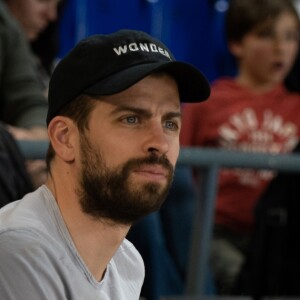 Shakira, son mari Gerard Piqué et leurs enfants Sasha, Milan dans les tribunes du match de basket-ball entre le FC Barcelone et San Pablo Burgos à Barcelone le 10 mars 2019.