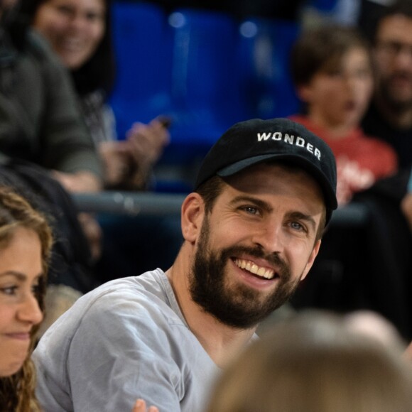 Shakira, son mari Gerard Piqué et leurs enfants Sasha, Milan dans les tribunes du match de basket-ball entre le FC Barcelone et San Pablo Burgos à Barcelone le 10 mars 2019.