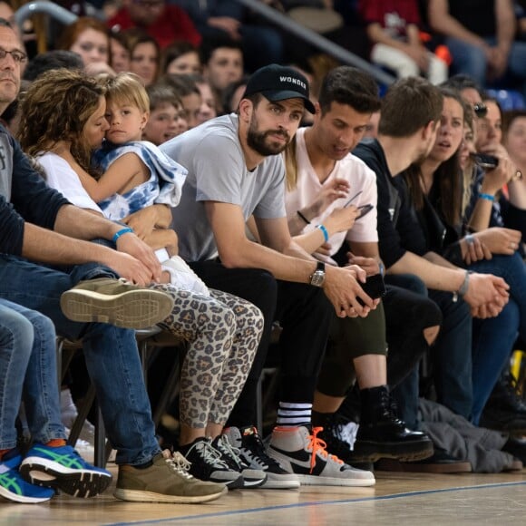 Shakira, son mari Gerard Piqué et leurs enfants Sasha, Milan dans les tribunes du match de basket-ball entre le FC Barcelone et San Pablo Burgos à Barcelone le 10 mars 2019.