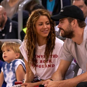 Shakira, son mari Gerard Piqué et leurs enfants Sasha, Milan dans les tribunes du match de basket-ball entre le FC Barcelone et San Pablo Burgos à Barcelone le 10 mars 2019.