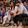 Shakira, son mari Gerard Piqué et leurs enfants Sasha, Milan dans les tribunes du match de basket-ball entre le FC Barcelone et San Pablo Burgos à Barcelone le 10 mars 2019.