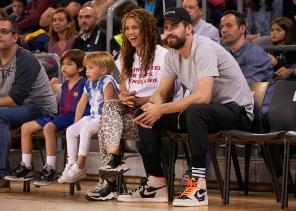 Shakira, son mari Gerard Piqué et leurs enfants Sasha, Milan dans les tribunes du match de basket-ball entre le FC Barcelone et San Pablo Burgos à Barcelone le 10 mars 2019.