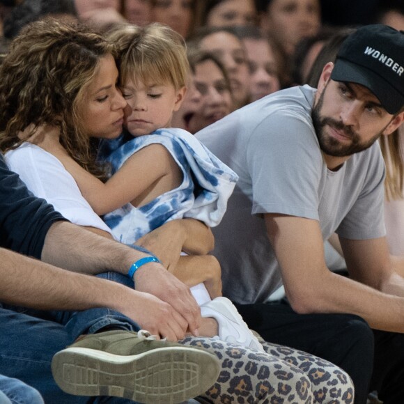 Shakira, son mari Gerard Piqué et leurs enfants Sasha, Milan dans les tribunes du match de basket-ball entre le FC Barcelone et San Pablo Burgos à Barcelone le 10 mars 2019.