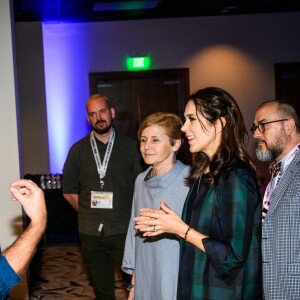 La princesse Mary de Danemark s'initie à la réalité virtuelle le 11 mars 2019 à Austin au Texas lors du salon South by Southwest, dans le cadre d'une mission économique de trois jours axée notamment sur le développement durable, la gastronomie, la mode et le design.