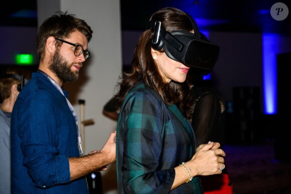 La princesse Mary de Danemark s'initie à la réalité virtuelle le 11 mars 2019 à Austin au Texas lors du salon South by Southwest, dans le cadre d'une mission économique de trois jours axée notamment sur le développement durable, la gastronomie, la mode et le design.