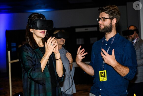 La princesse Mary de Danemark s'initie à la réalité virtuelle le 11 mars 2019 à Austin au Texas lors du salon South by Southwest, dans le cadre d'une mission économique de trois jours axée notamment sur le développement durable, la gastronomie, la mode et le design.