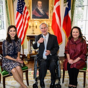 La princesse Mary de Danemark a été reçue le 11 mars 2019 par le gouverneur Greg Abbott à Austin, au Texas, dans le cadre d'une mission économique de trois jours axée notamment sur le développement durable, la gastronomie, la mode et le design.