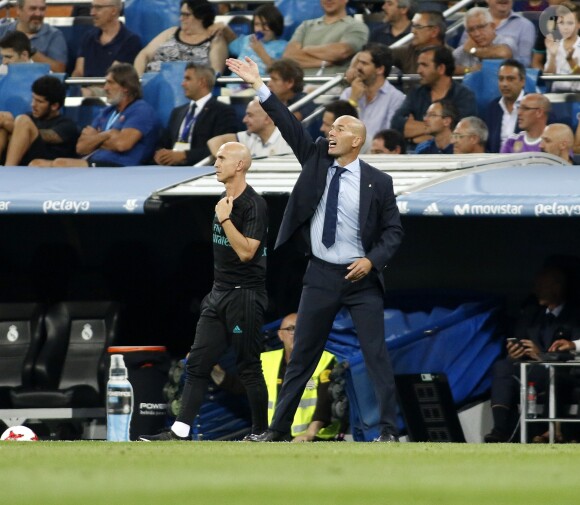 Zinedine Zidane. Finale de la Supercoupe d'Espagne "Real Madrid - FC Barcelone" au stade Santiago Bernabeu à Madrid, le 16 août 2017. Le Real Madrid s'est imposé 2 à 0.