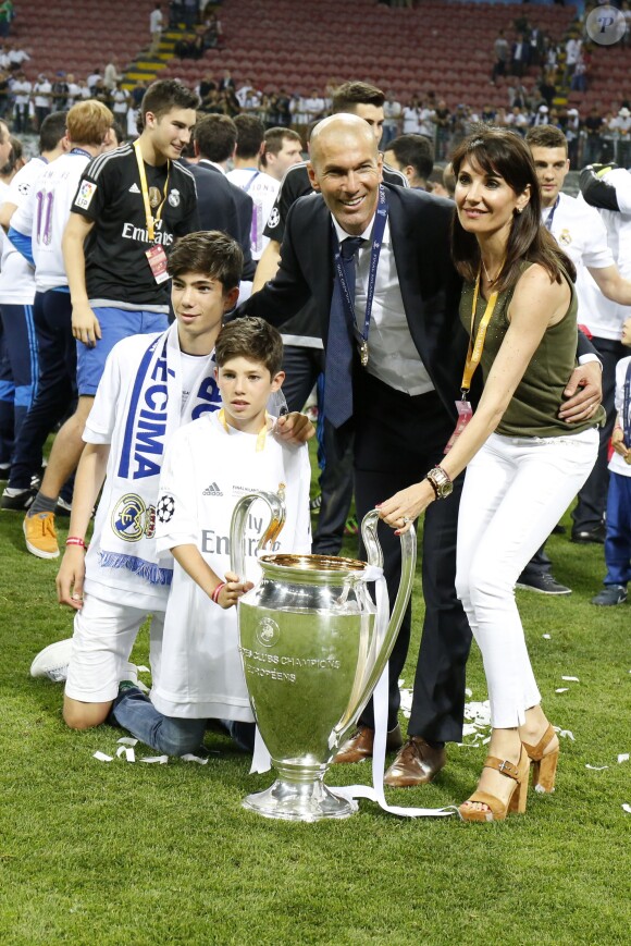 Le Real Madrid de Zinédine Zidane (entouré de sa famille) remporte la Ligue des champions aux tirs au buts face à l'Atlético de Madrid, (1-1 après prolongations, 5-3 aux t.a.b.) à Milan le 28 mai 2016.