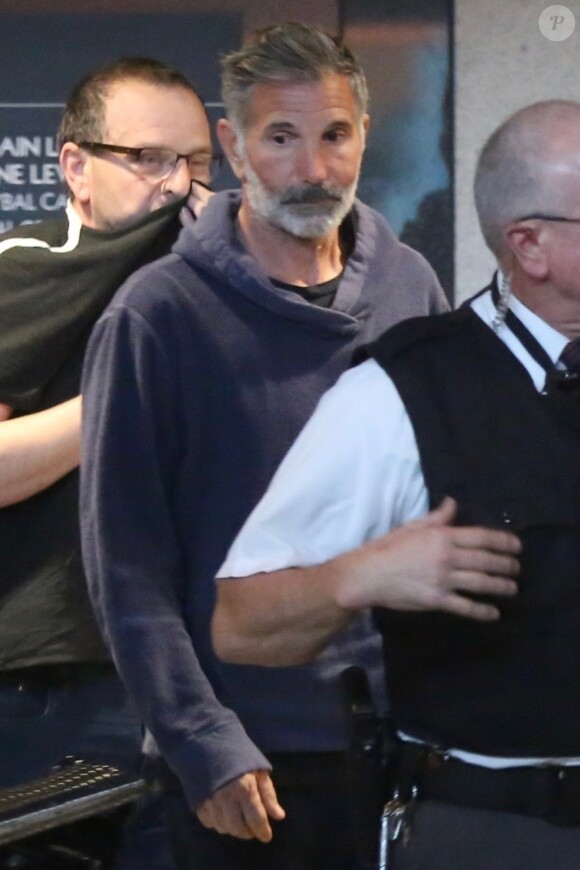 Mossimo Giannulli sort du tribunal de Los Angeles. Mossimo Giannulli et sa femme L. Loughlin ont été inculpées dans une affaire de pots de vin versés à des intermédiaires pour obtenir des places dans des universités prestigieuses pour leurs enfants. Le 12 mars 2019.